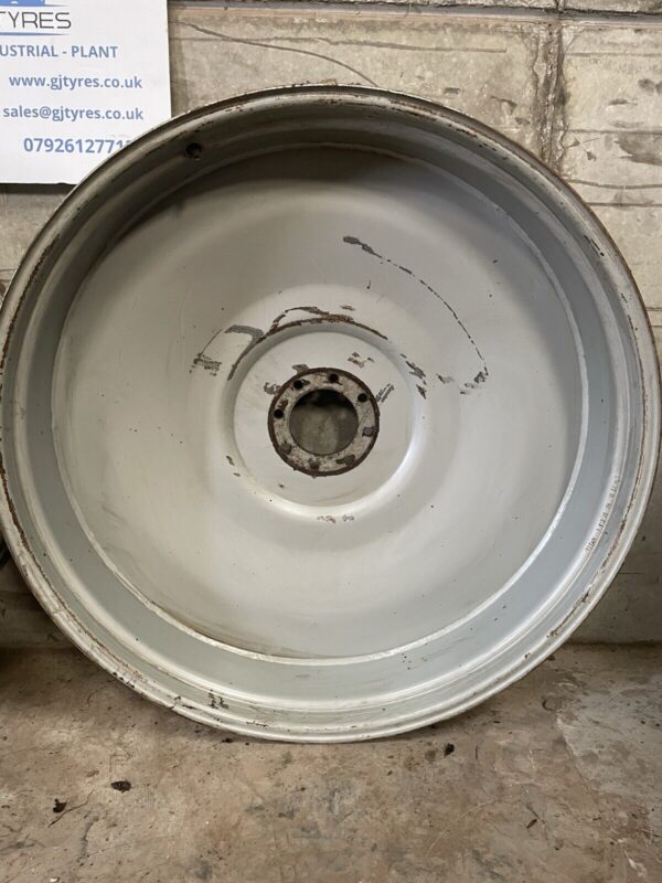 Titan 13x46 8 stud solid centre Massey Ferguson rims - Image 3