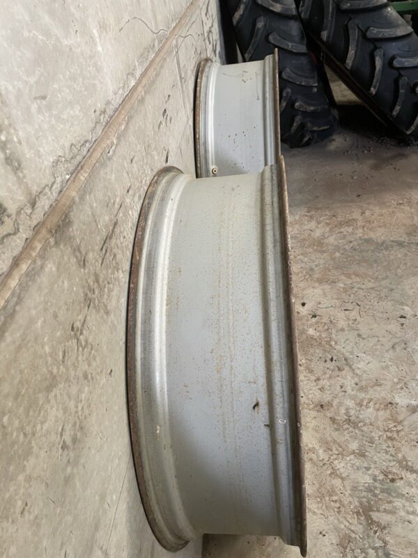 Titan 13x46 8 stud solid centre Massey Ferguson rims - Image 8