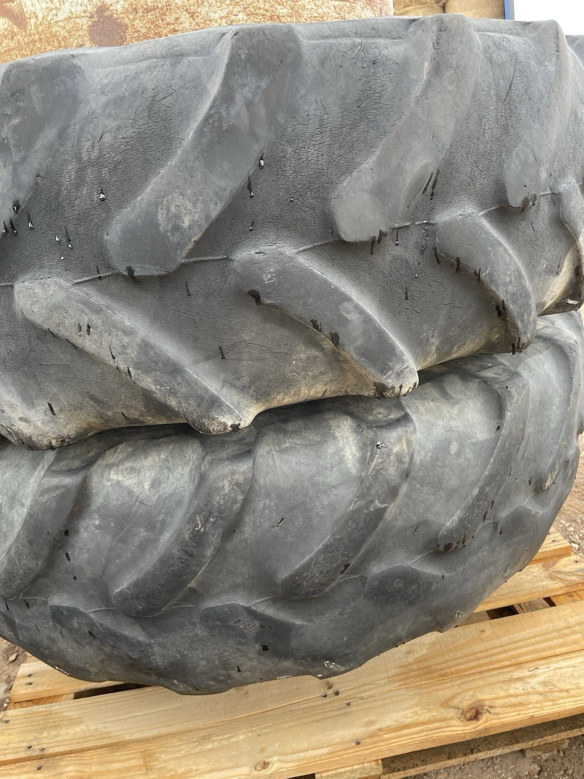 Firestone Performer 85 380/85R28 (14.9R28) Stocks dual wheels - Image 10