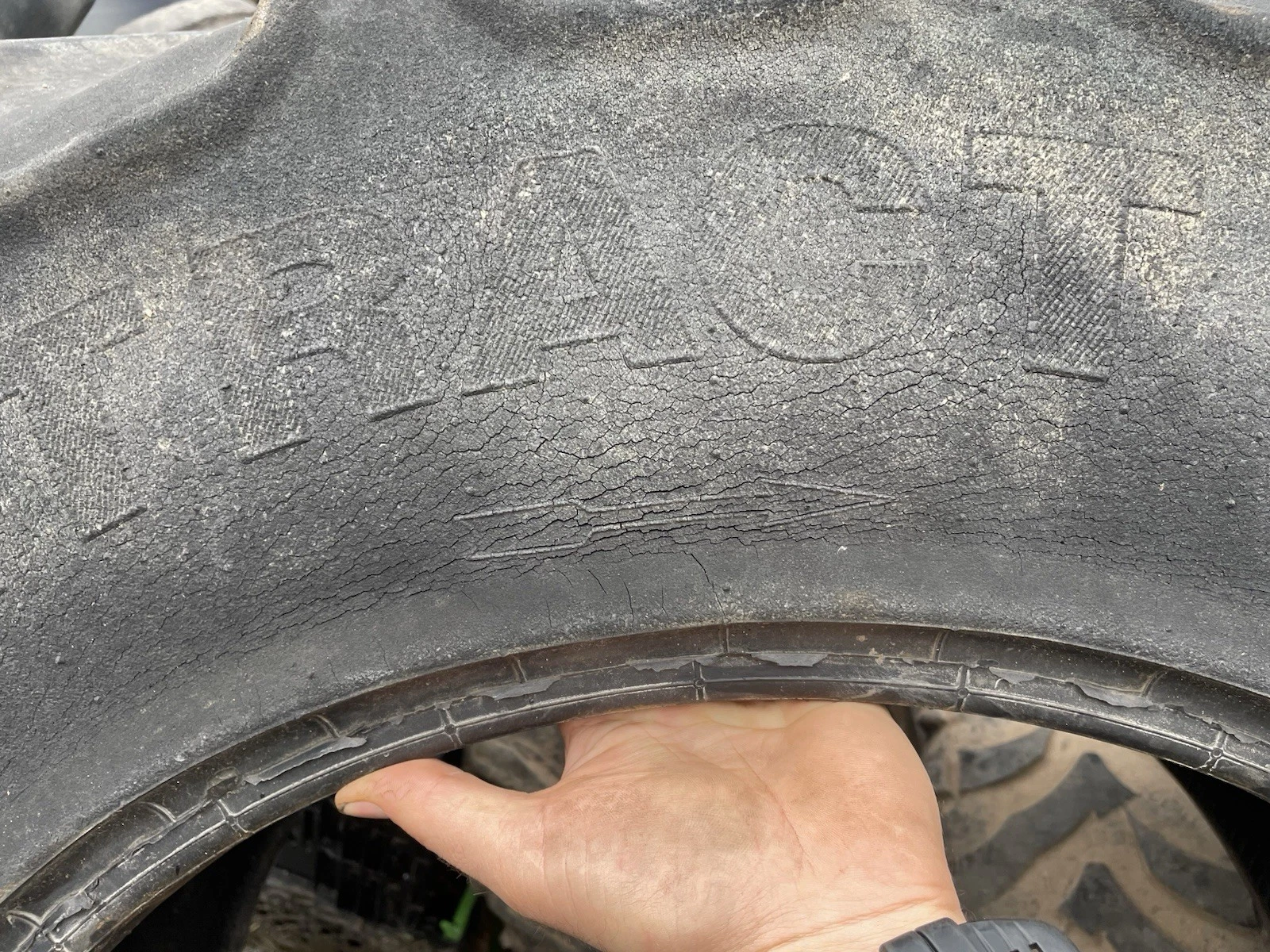 Continental Contract AC85 340/85R24 (13.6R24) - Image 9